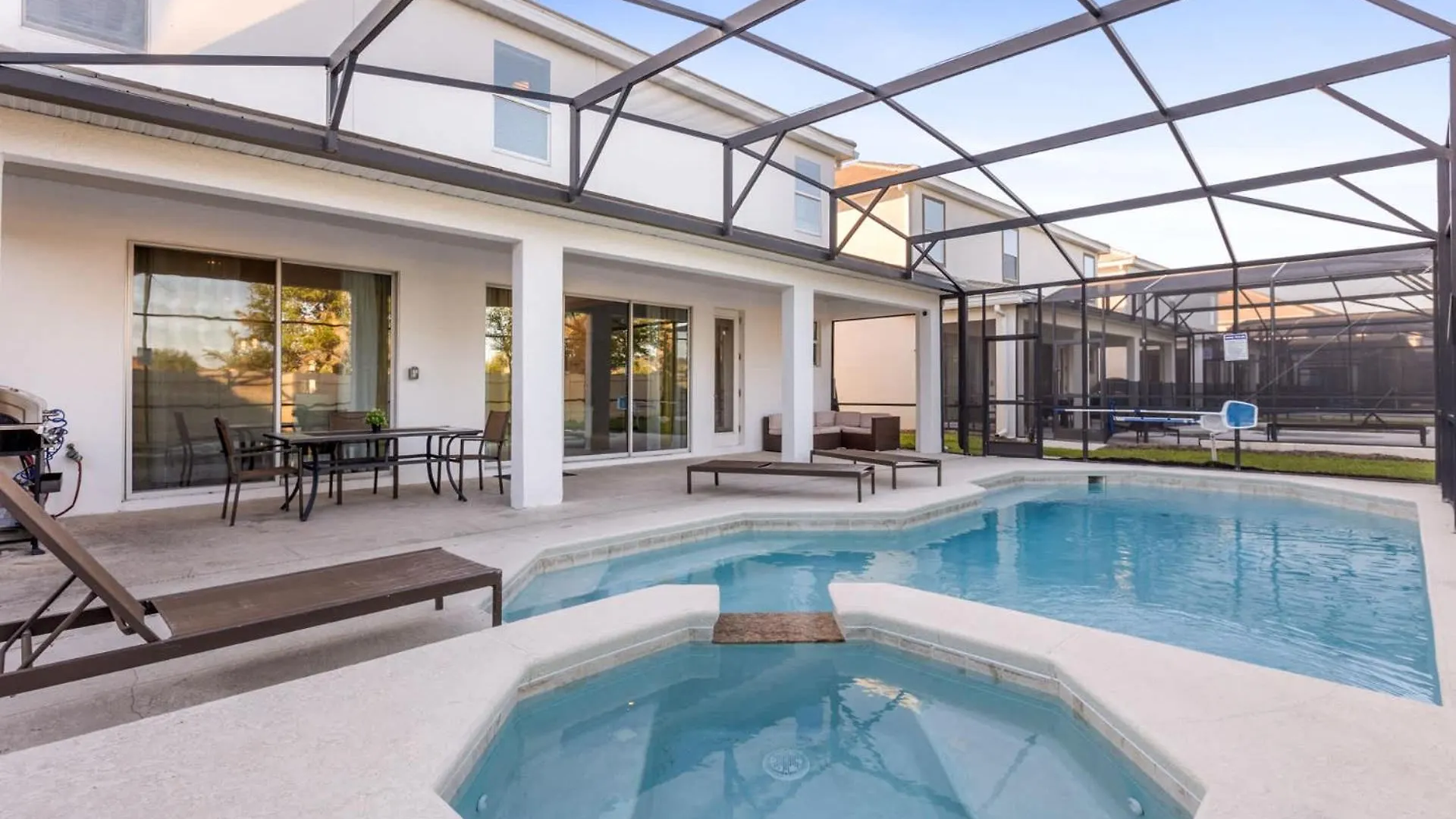 Upstay -spacious W Pool-hot Tub-bbq- Sleeps 27 *