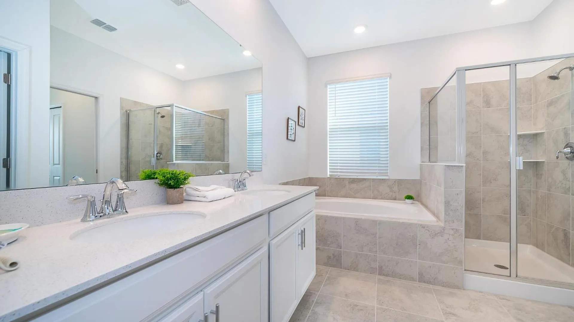 979ja 3 Beds/2 Baths Apartment