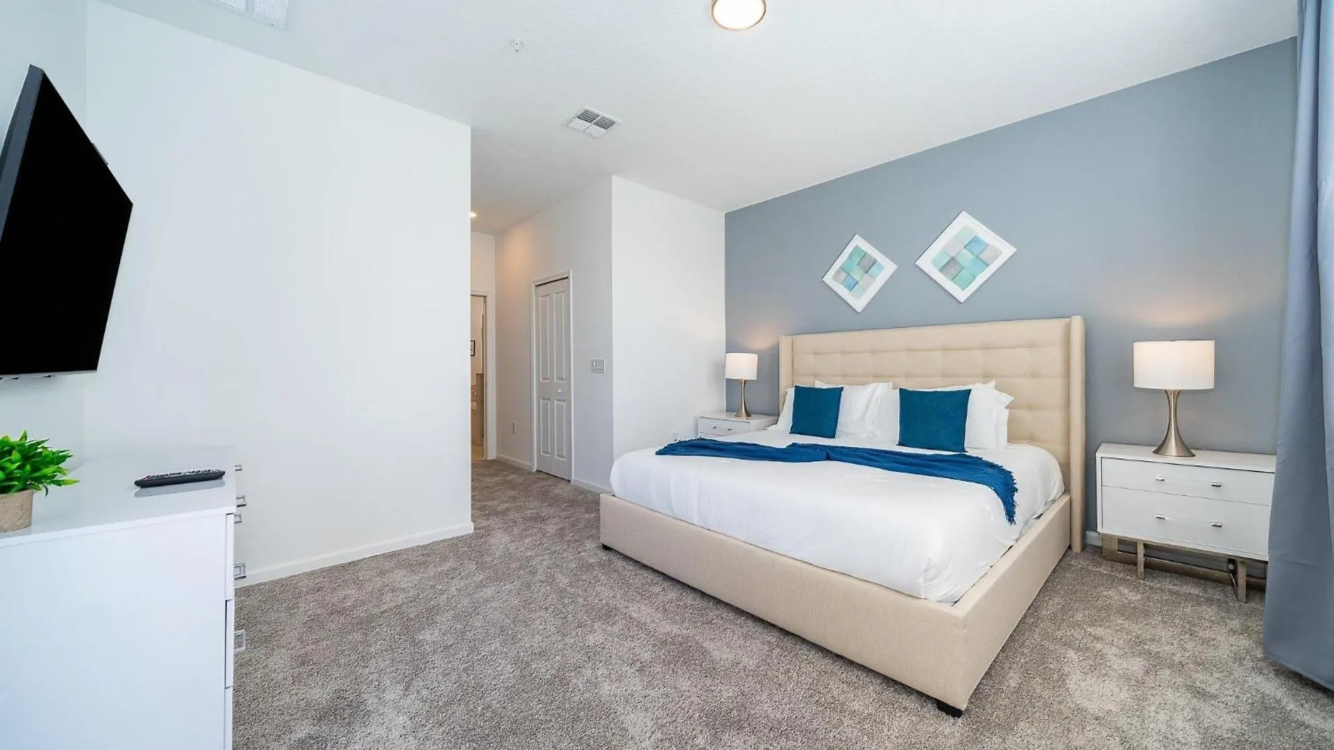 979ja 3 Beds/2 Baths Apartment