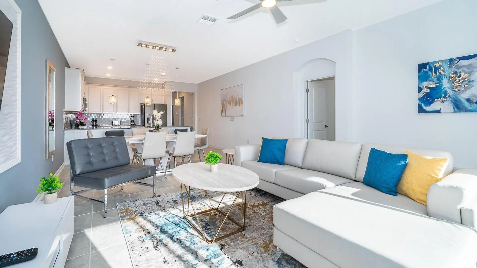 979ja 3 Beds/2 Baths Apartment *