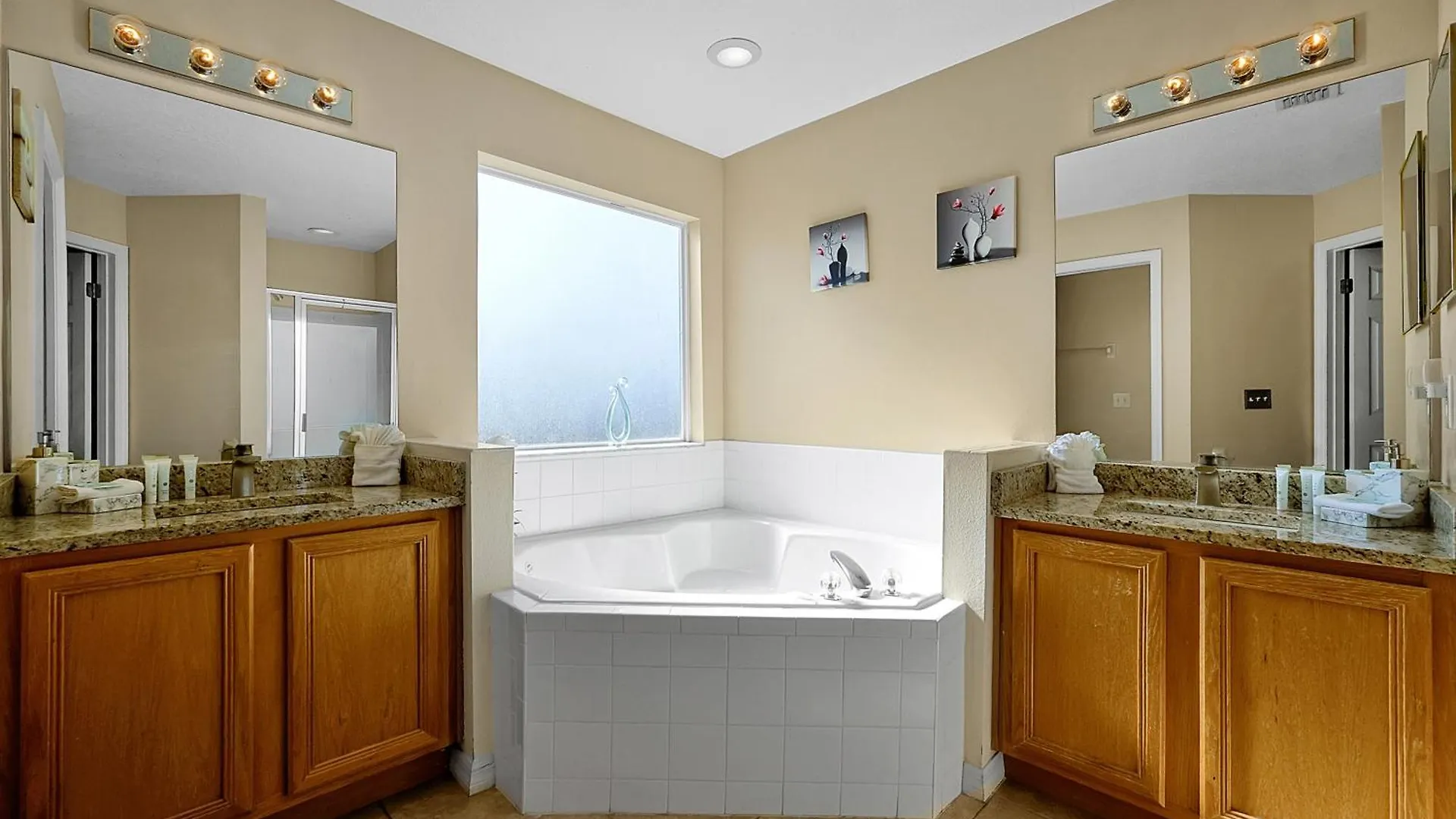 Waterfront Showcasing A Theater, Games Room, And A Private Pool Kissimmee