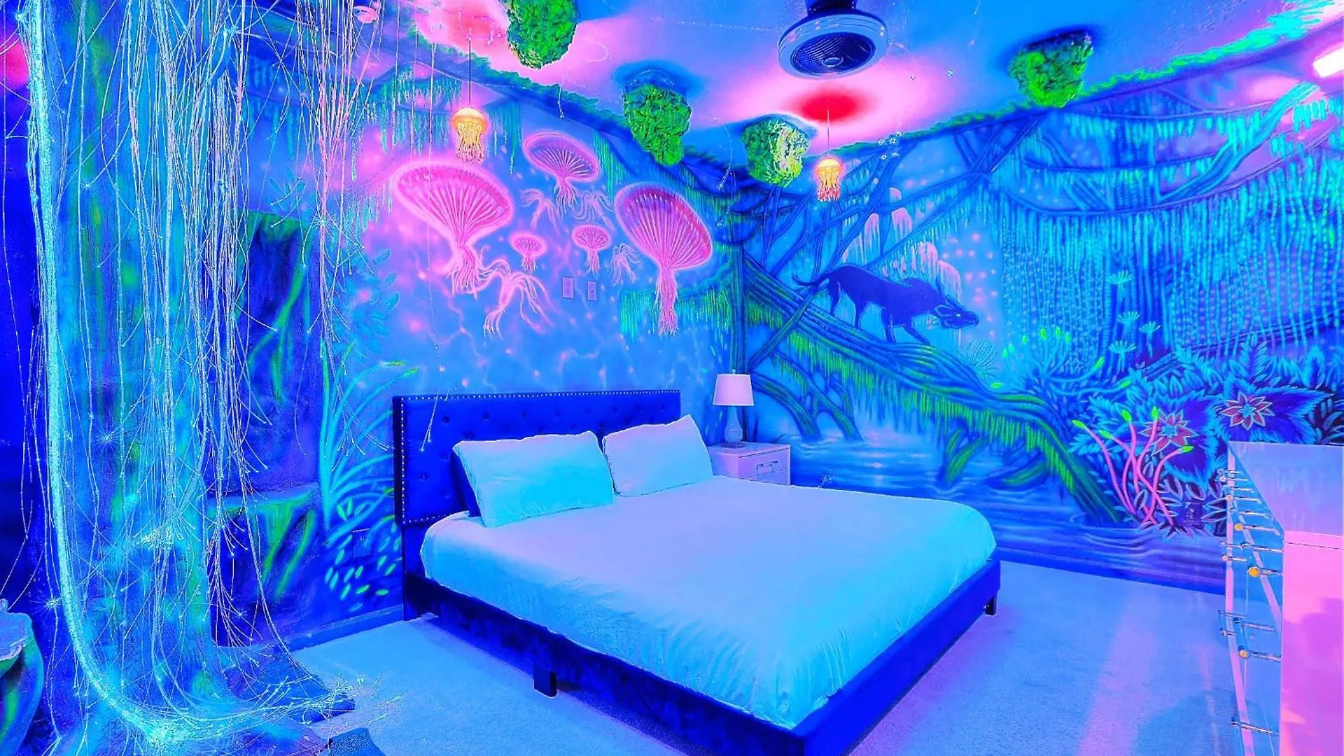 Breathtaking Lakeside 15b Movie Theme Pool-spa Holiday home *