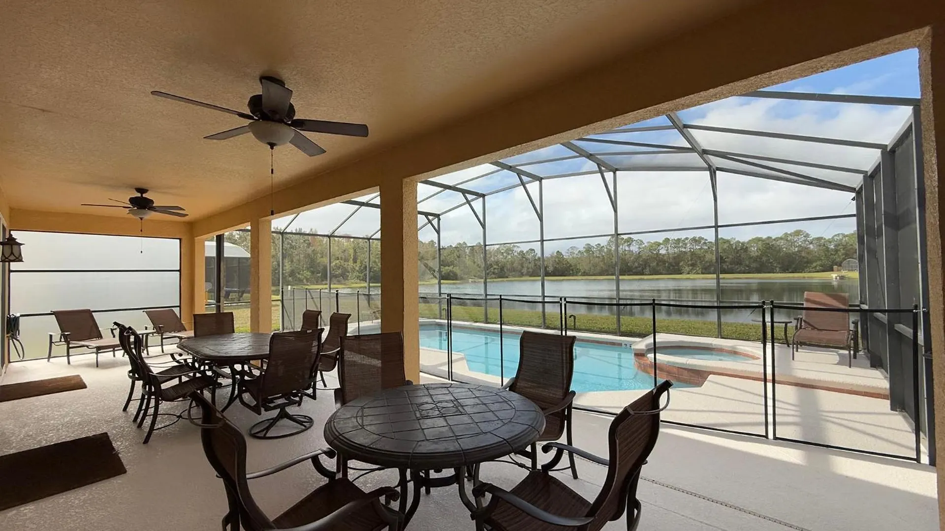 Seasons 6 Bedrooms, 4 Masters And Water View Holiday home *