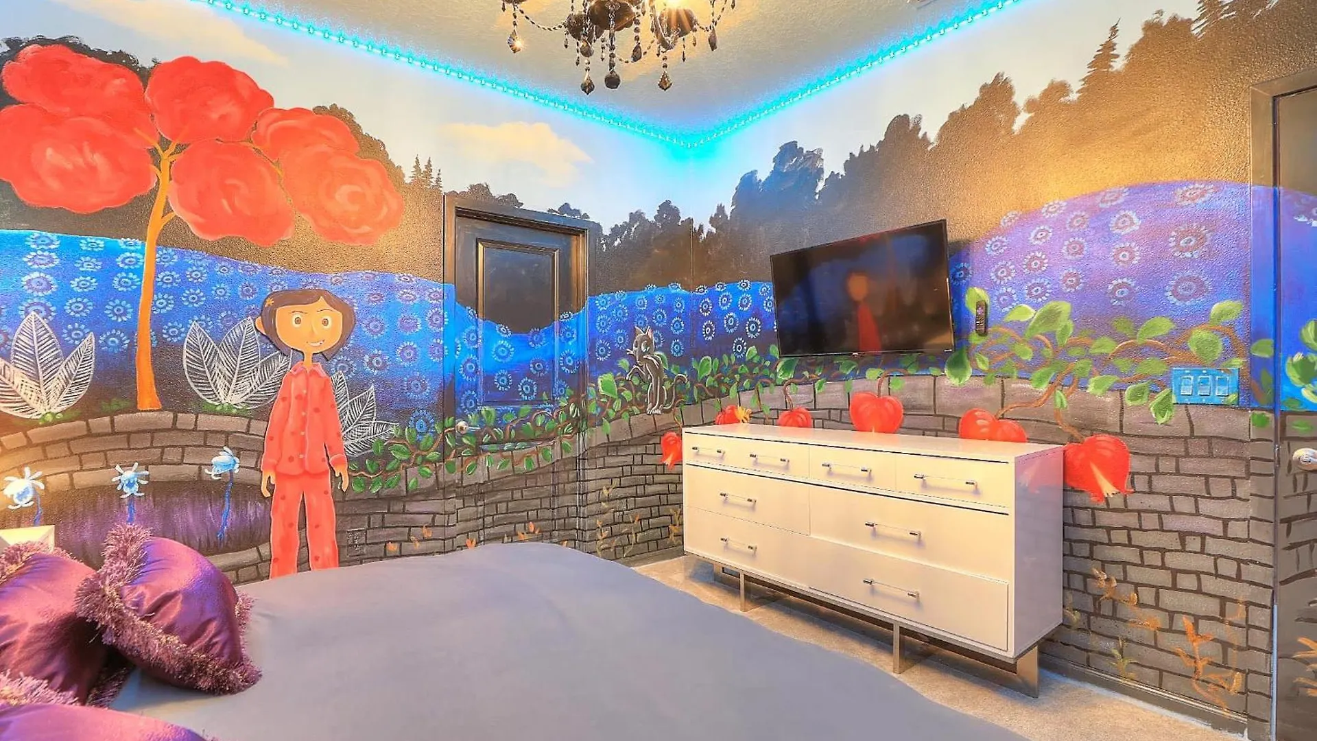Breathtaking Lakeside 15b Movie Theme Pool-spa Holiday home