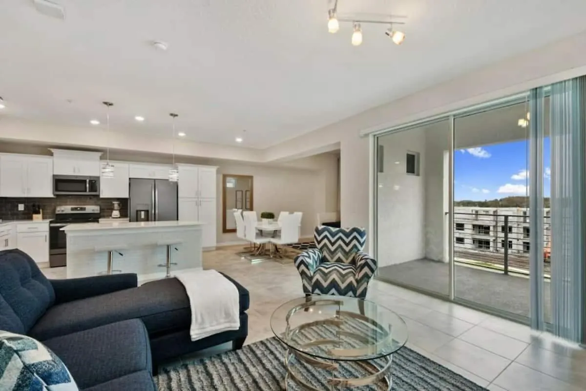 3120 Brand New Stunning Apartment