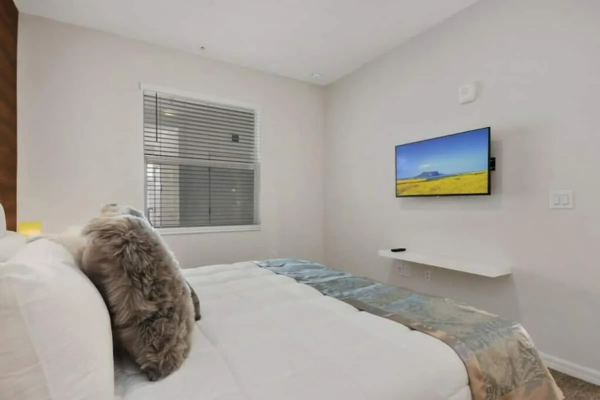 3120 Brand New Stunning Apartment