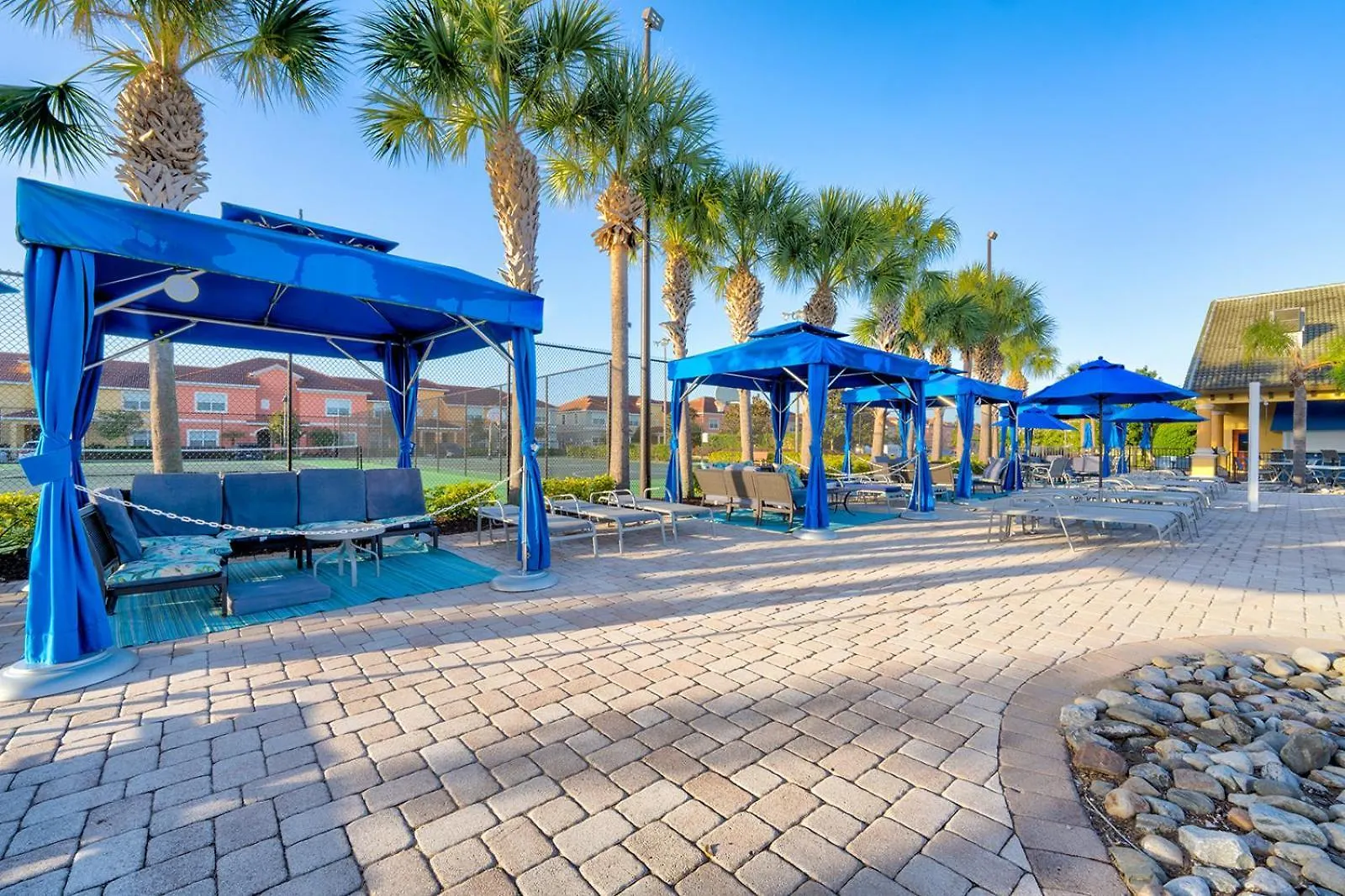 6-bedroom With 2 En-suites & Private Pool *