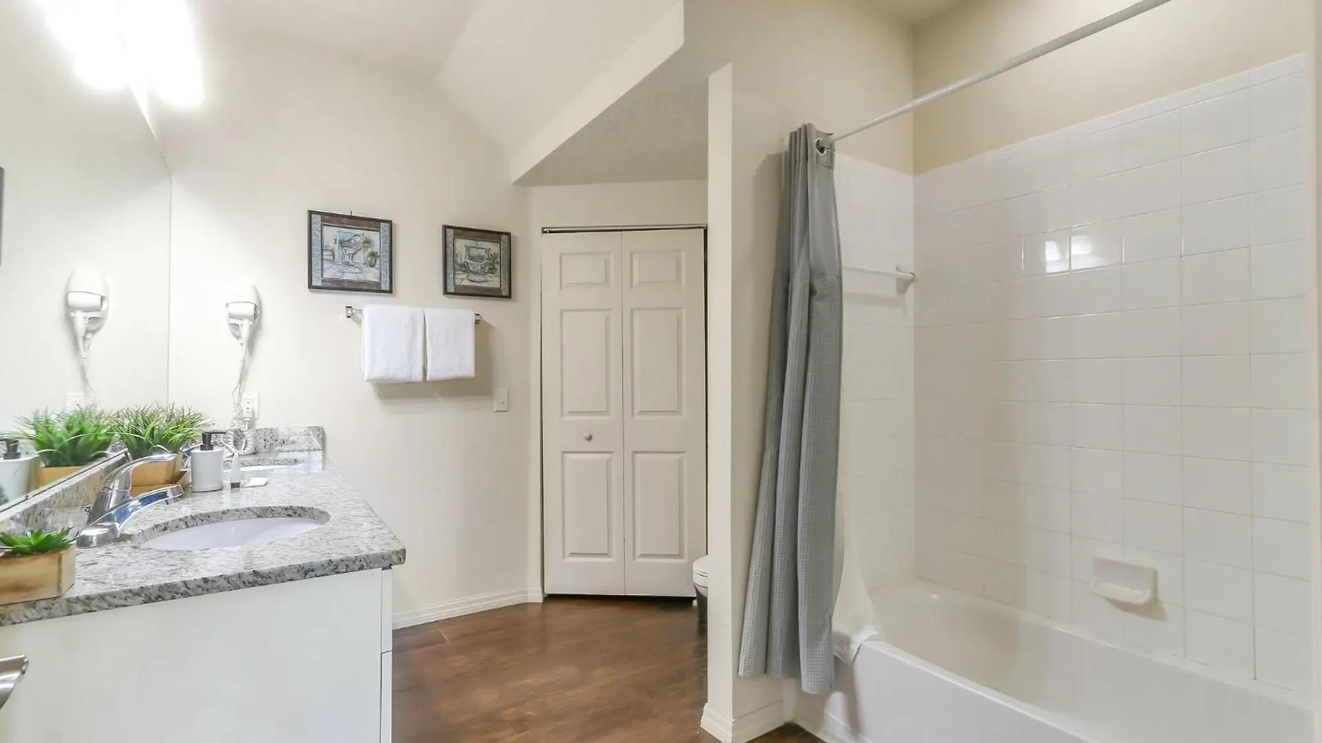 Amazing Townhouse In Gated Community 10' To Disney! Holiday home Kissimmee