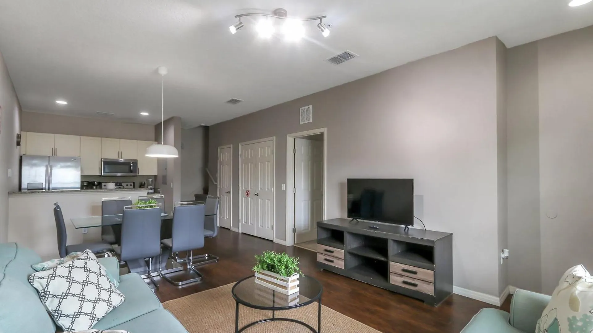 Amazing Townhouse In Gated Community 10' To Disney! Holiday home *