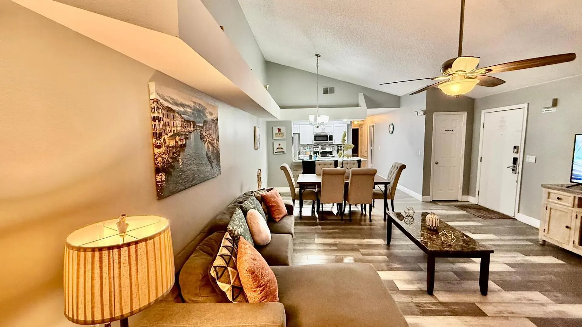 Apartment Grand Superior 3br Near Parks