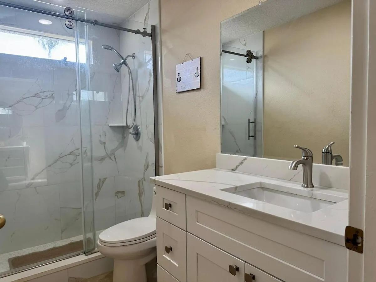 4701-lake Berkley Villa- Renovated 3 Bed Semesterbostad