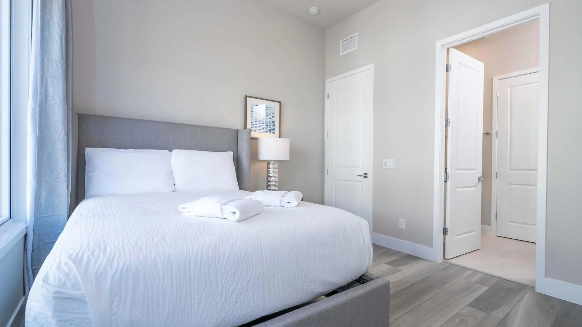 5br Brand New Near And Universal Apartment *
