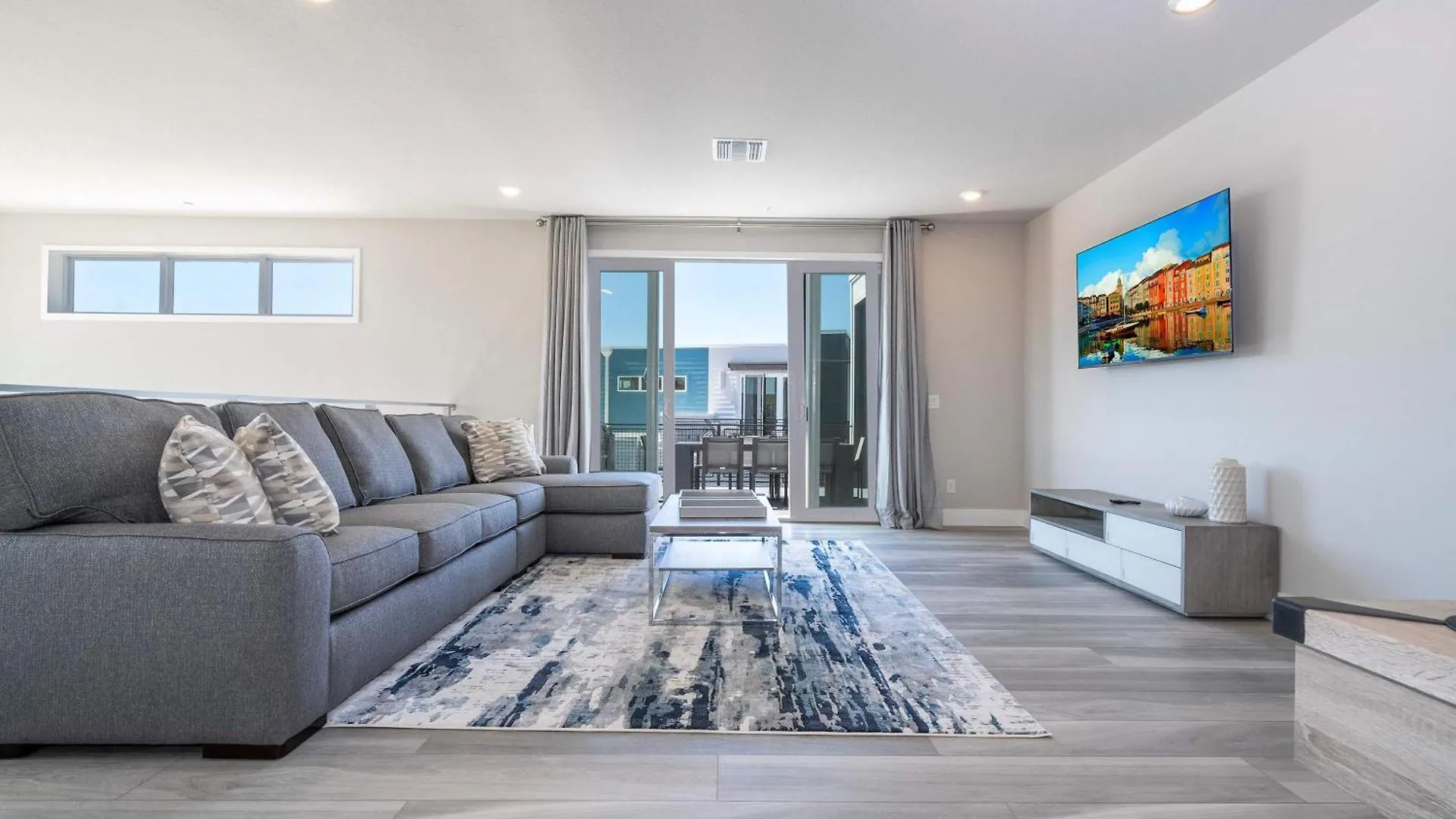 5br Brand New Near And Universal Apartment *
