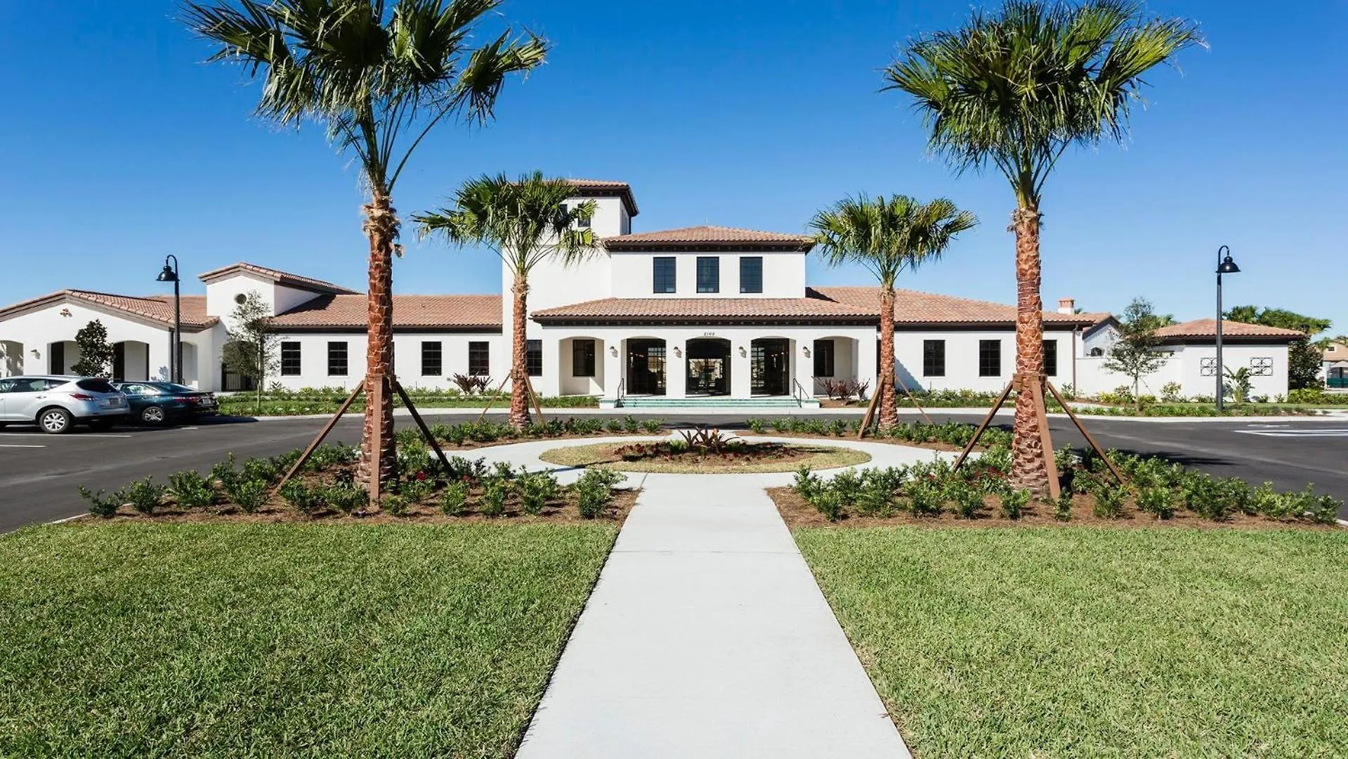 Bright & Spacious With Private Pool