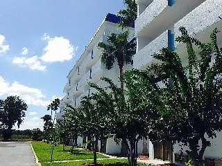 Lake Cecile And Suites 酒店