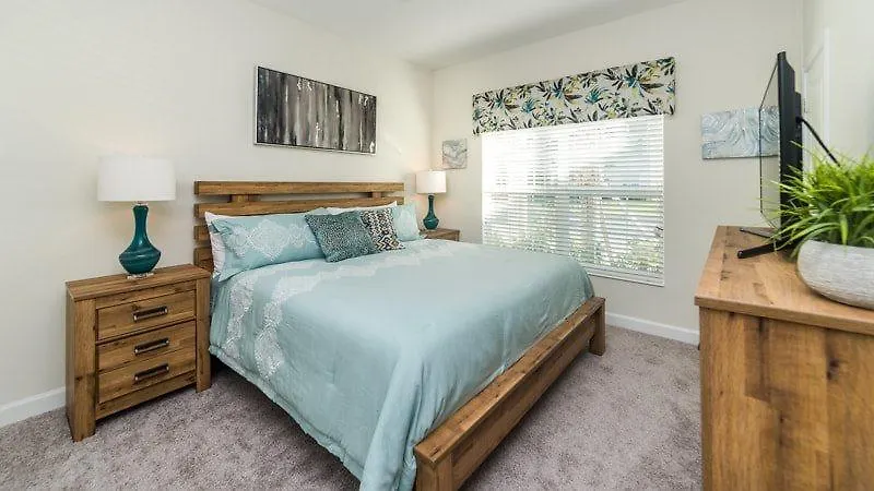 Stunning Storey 4 Bed 3 Bath Townhome With Splash Pool