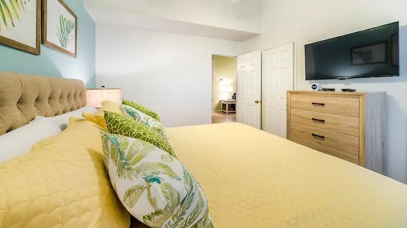 Stunning 4 Bedroom Pool Located In Windsor Palms