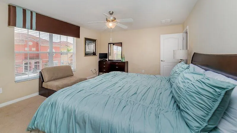 4 Bedroom 3 Bath Town With Pool In Paradise Palms *
