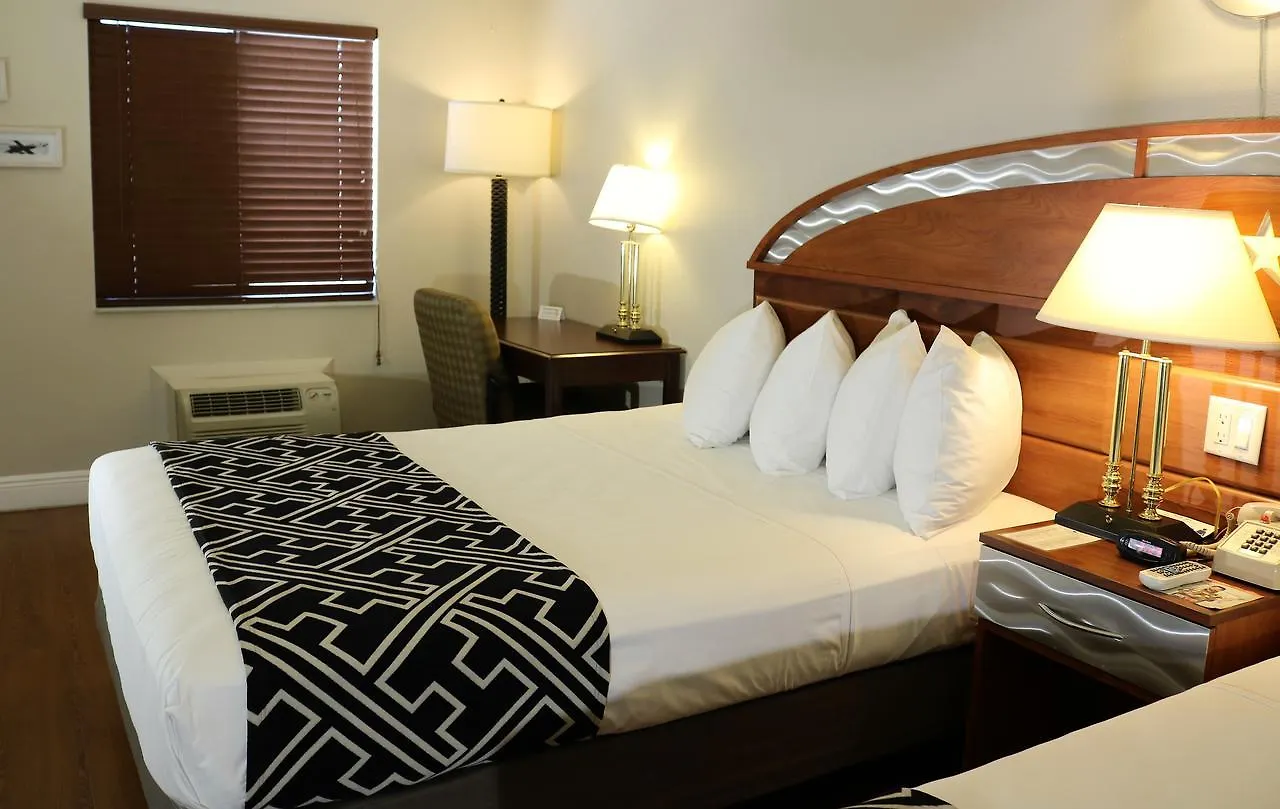 Monte Carlo Inn- Near Motel 2*