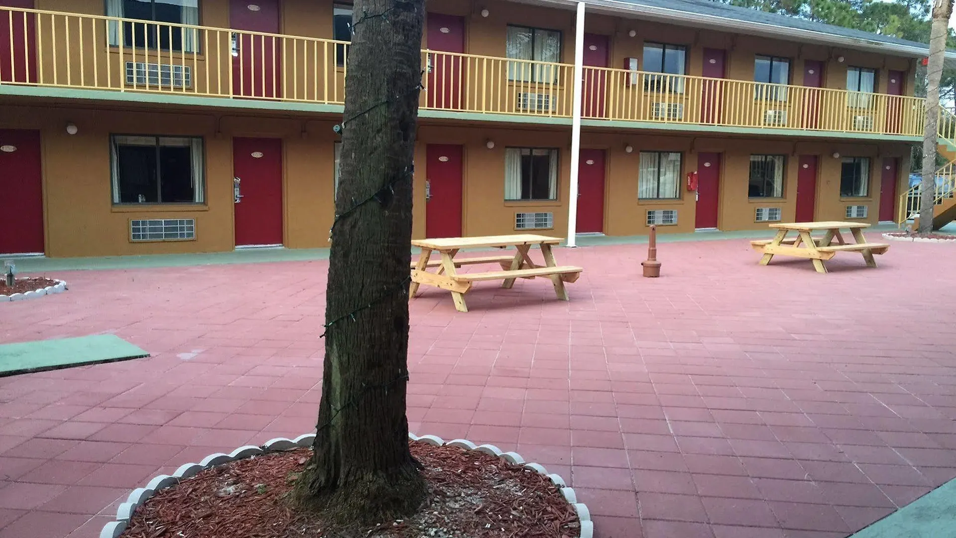 Country Hearth Inn- Motel 2*
