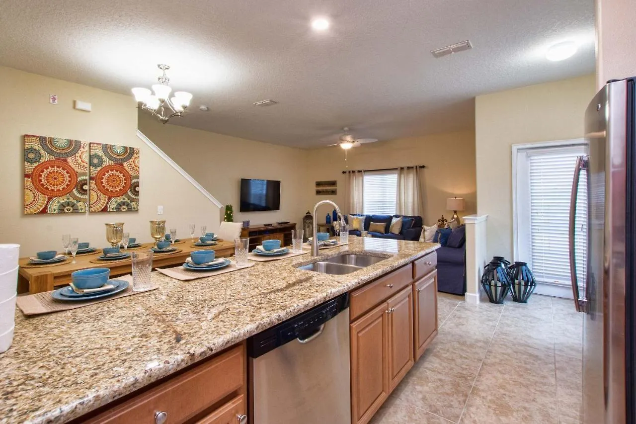 Storey Lake- 5 Bedroom Townhome W/pool -1601st בית נופש