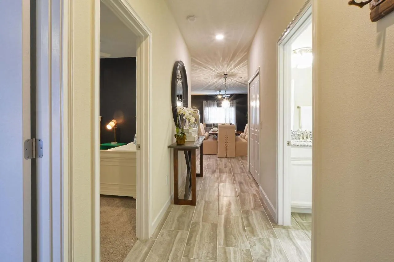 Storey Lake-4 Bedroom Townhome W/spashpool-1613st Holiday home