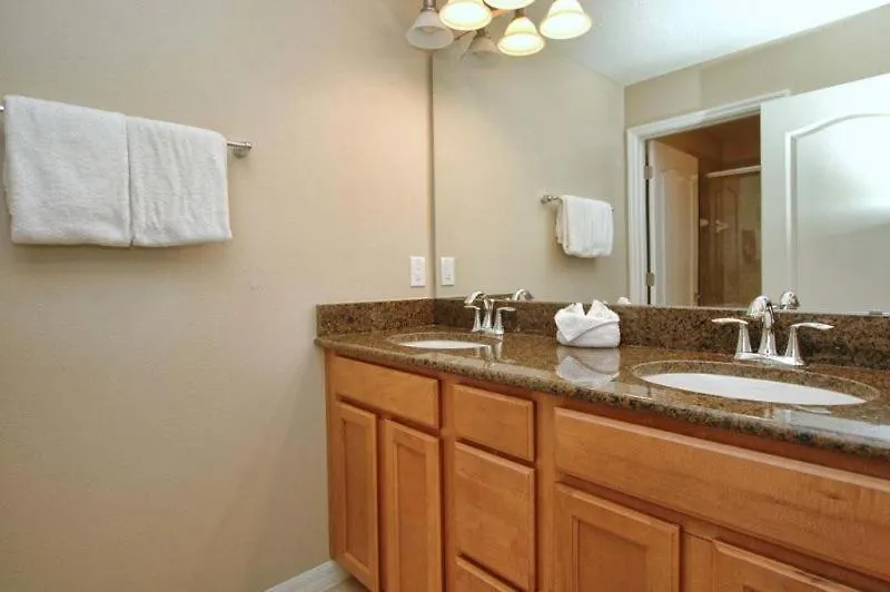 Beautiful 4 Bedroom Townhouse Located In Paradise Palms *