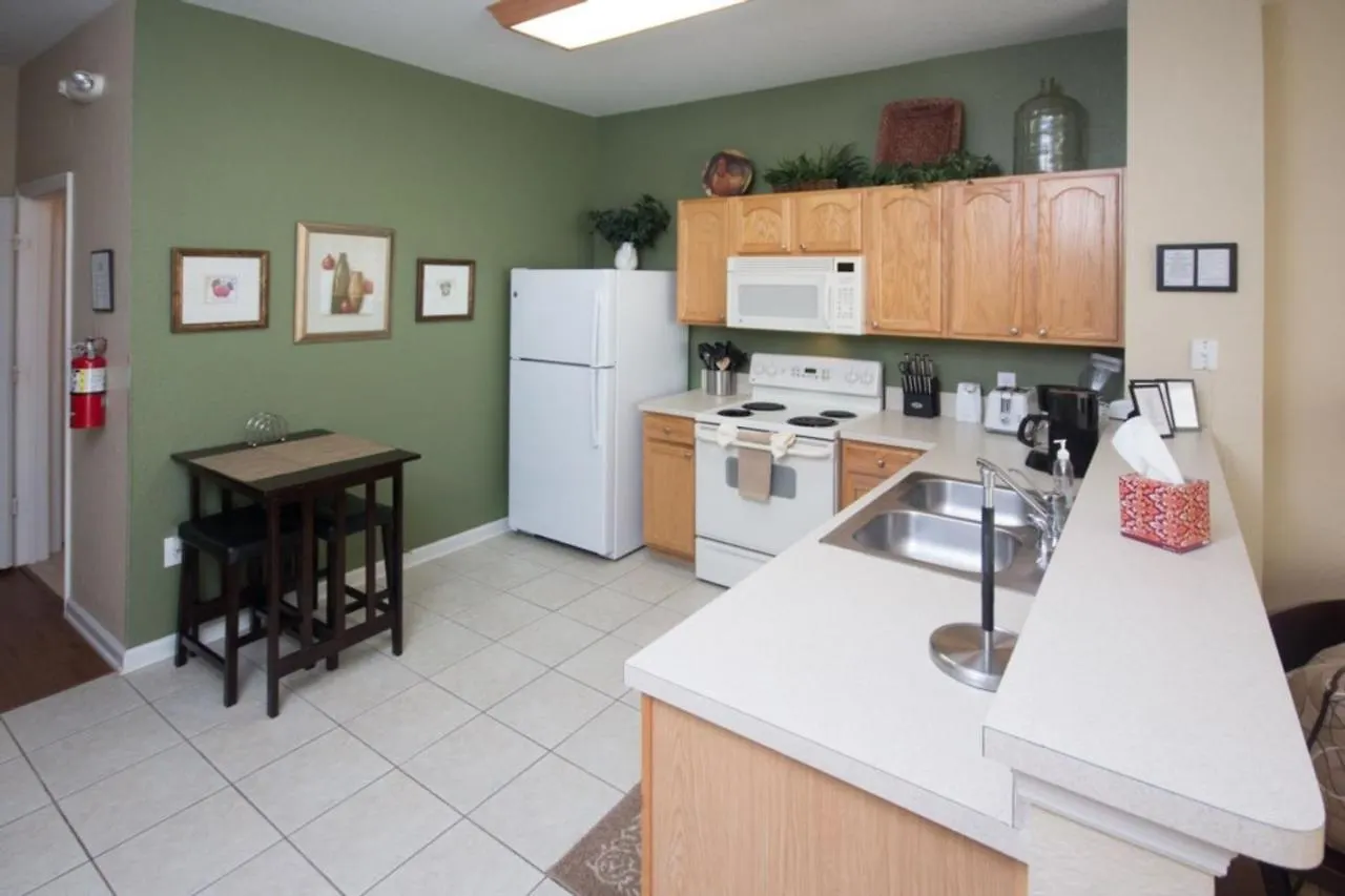 Apartment Windsor Hills 7676 *