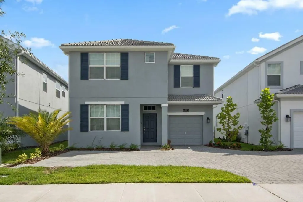 Spacious With A Large Pool Near *