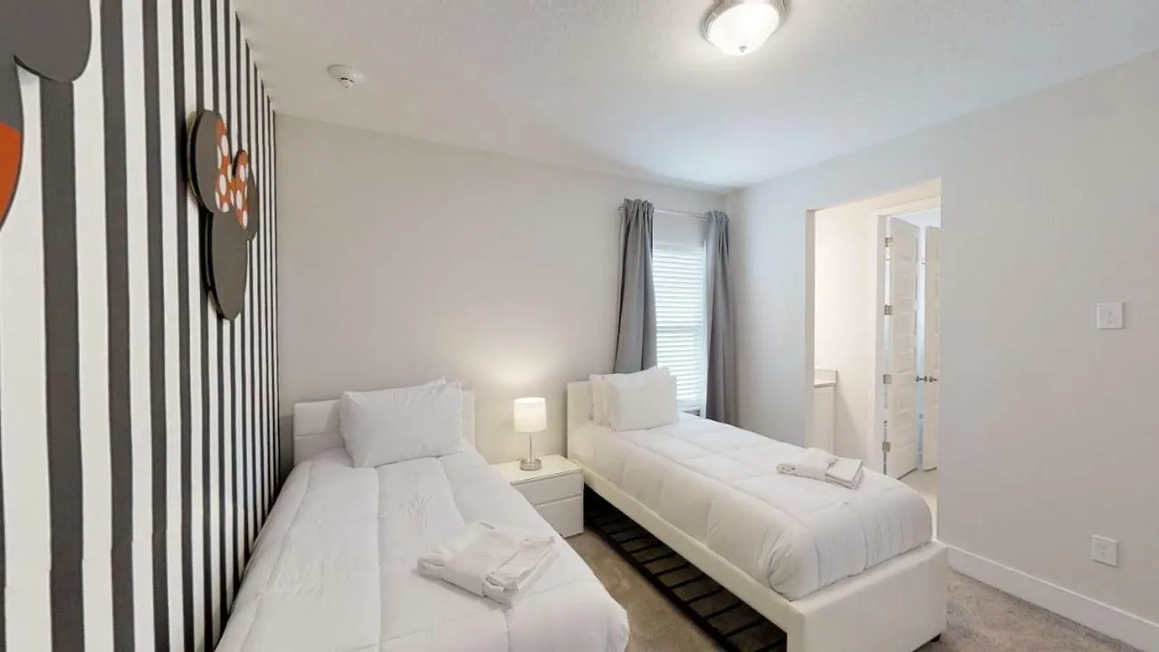 Holiday home 8 Bedroom Vacation With Pool 1914 *