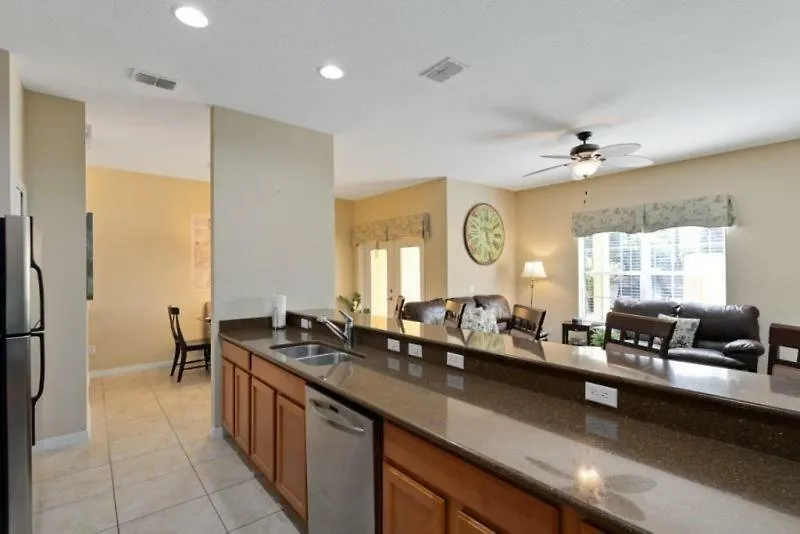 4 Bedroom 3 Bathroom Town With Splash Pool