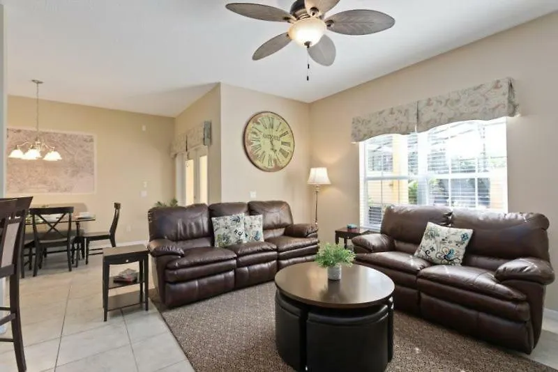 4 Bedroom 3 Bathroom Town With Splash Pool