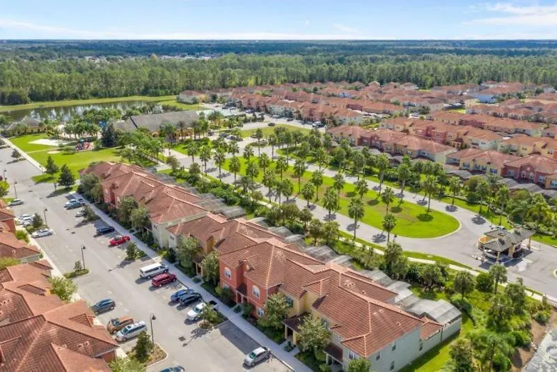 4 Bedroom 3 Bathroom Town With Splash Pool Holiday home Kissimmee
