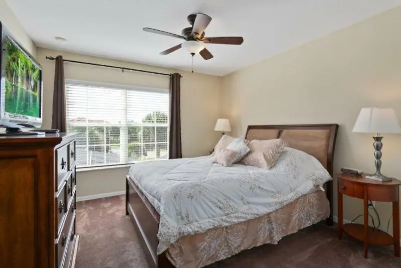 4 Bedroom 3 Bathroom Town With Splash Pool *