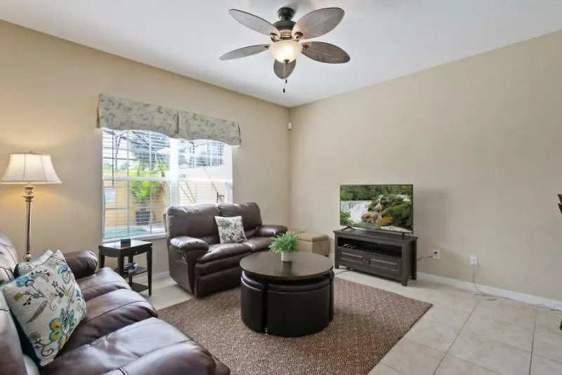 4 Bedroom 3 Bathroom Town With Splash Pool Holiday home *