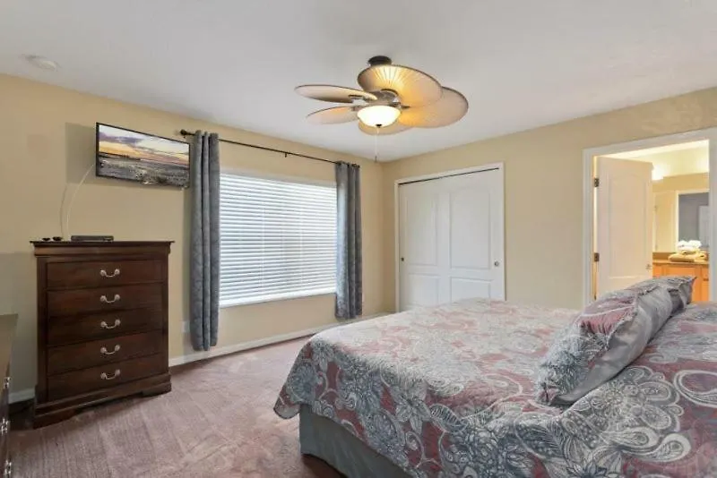 4 Bedroom 3 Bathroom Town With Splash Pool Holiday home *