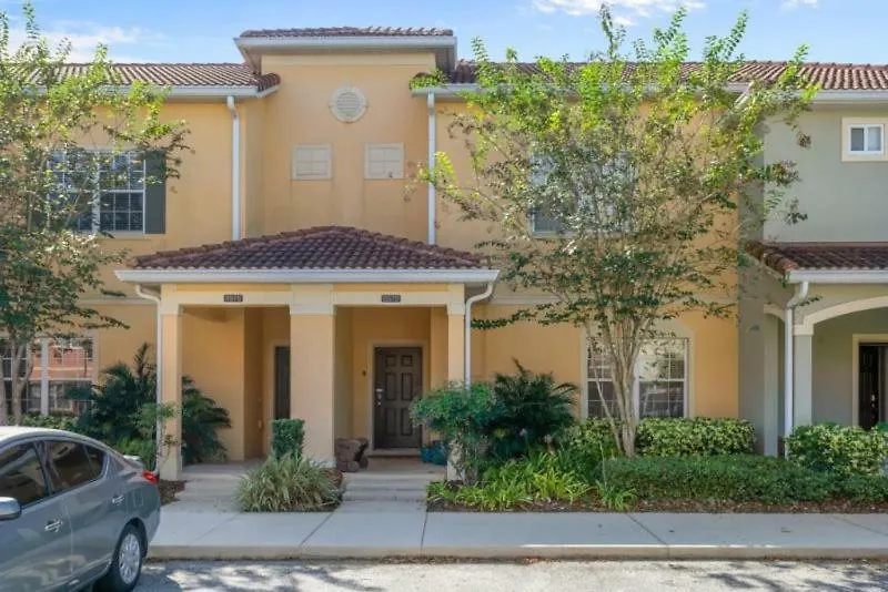 4 Bedroom 3 Bathroom Town With Splash Pool