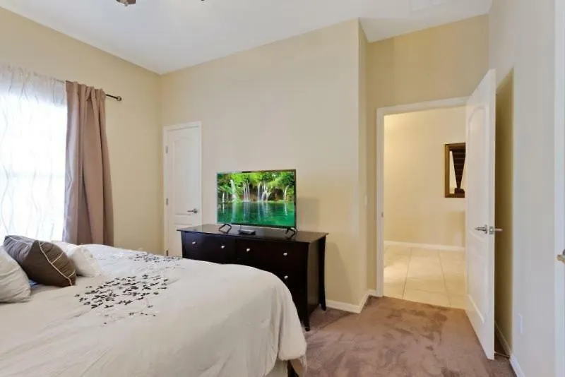 4 Bedroom 3 Bathroom Town With Splash Pool Holiday home
