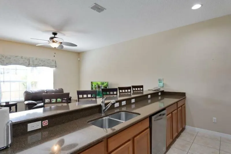 4 Bedroom 3 Bathroom Town With Splash Pool Holiday home