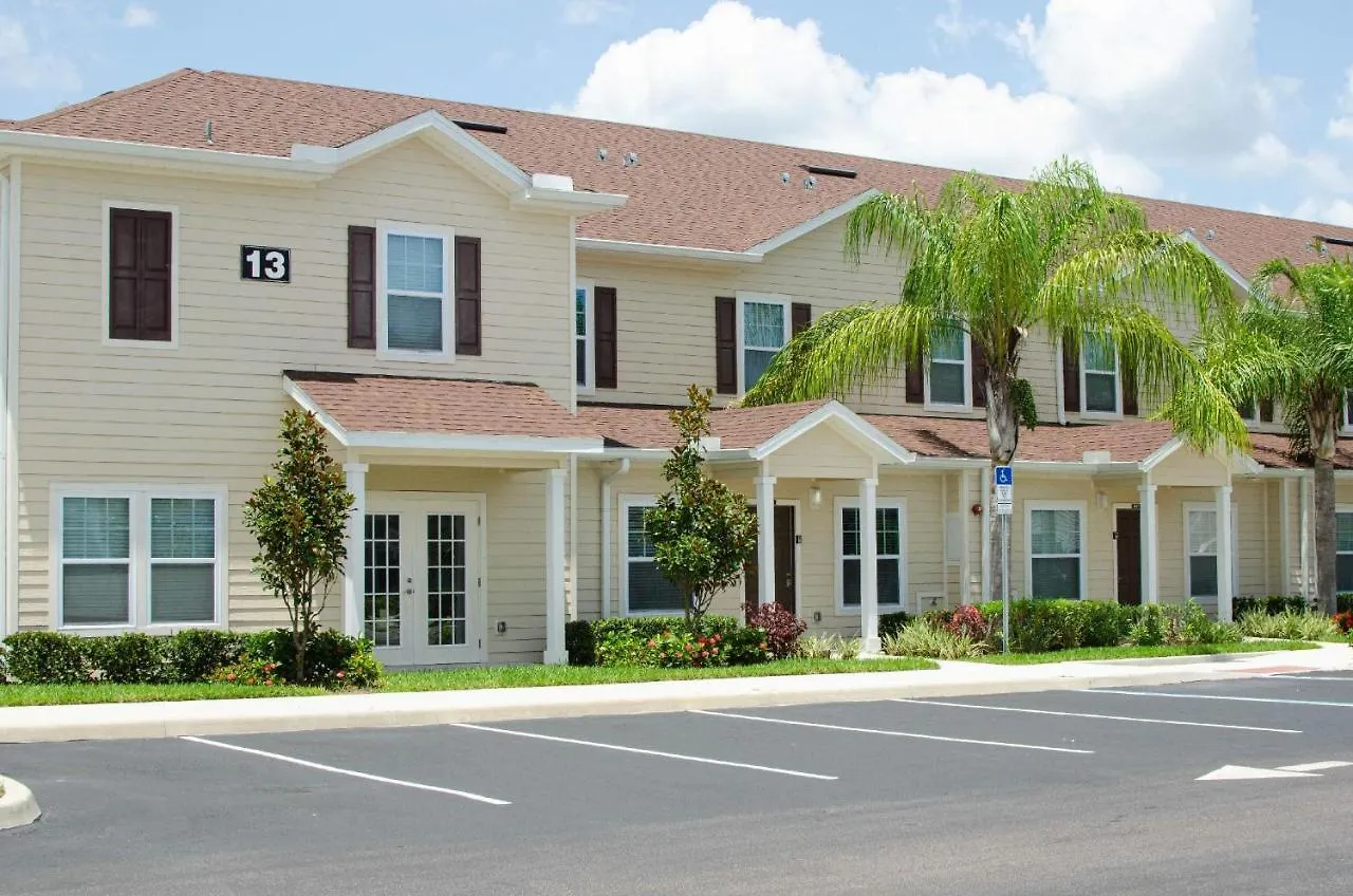 3 Bedroom Townhouse In Luxury Resort, Sleeps 8, 10 Min To Disney! Holiday home *