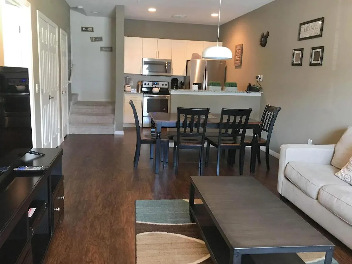 Holiday home 3 Bedroom Townhouse In Luxury Resort, Sleeps 8, 10 Min To Disney!