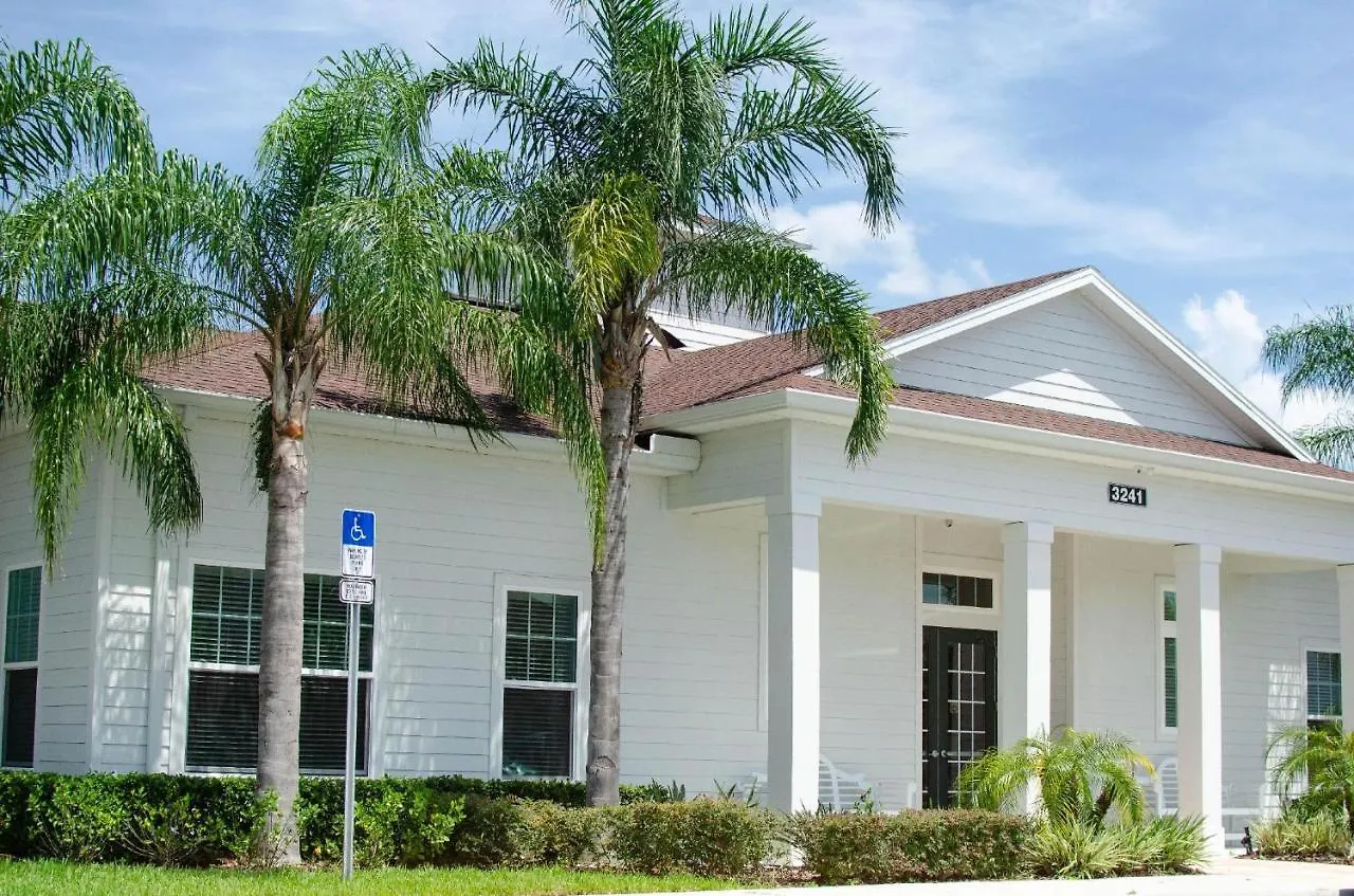 3 Bedroom Townhouse Fits 8, 10' To Parks! * Kissimmee