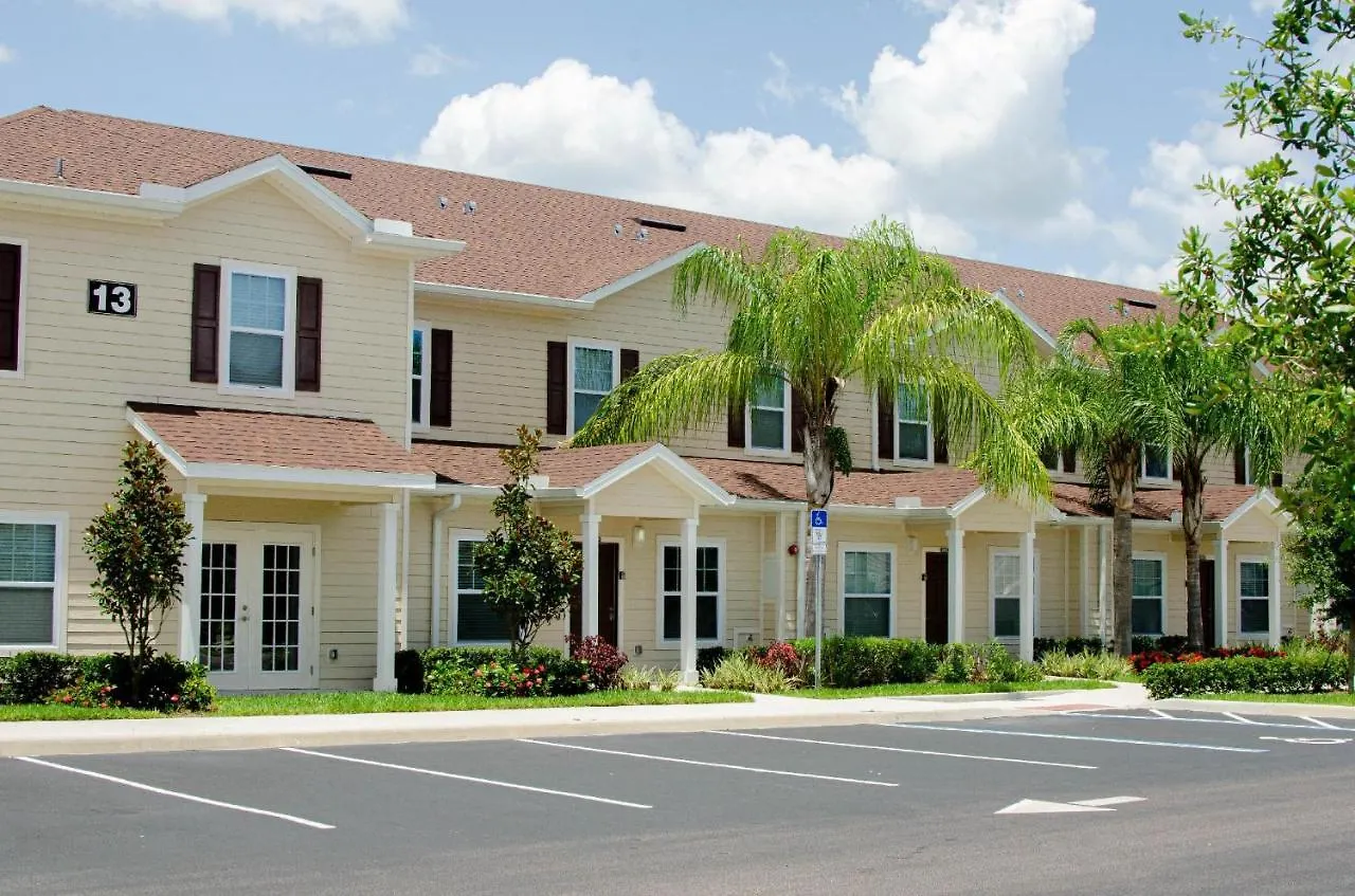 3 Bedroom Townhouse In Luxury Resort, Sleeps 8, 10 Min To Disney! Holiday home Kissimmee