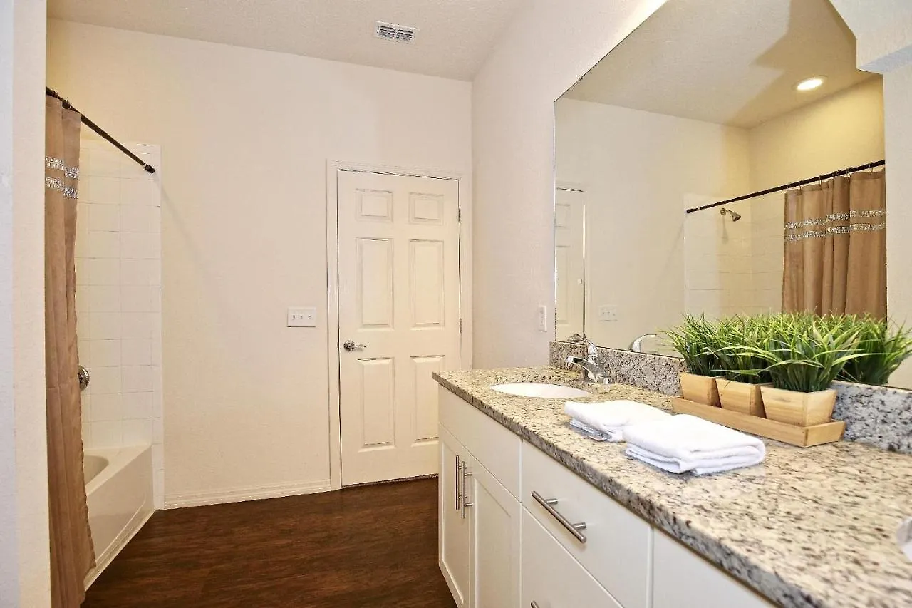 Amazing Townhouse In Gated Community 10' To Disney! Holiday home Kissimmee