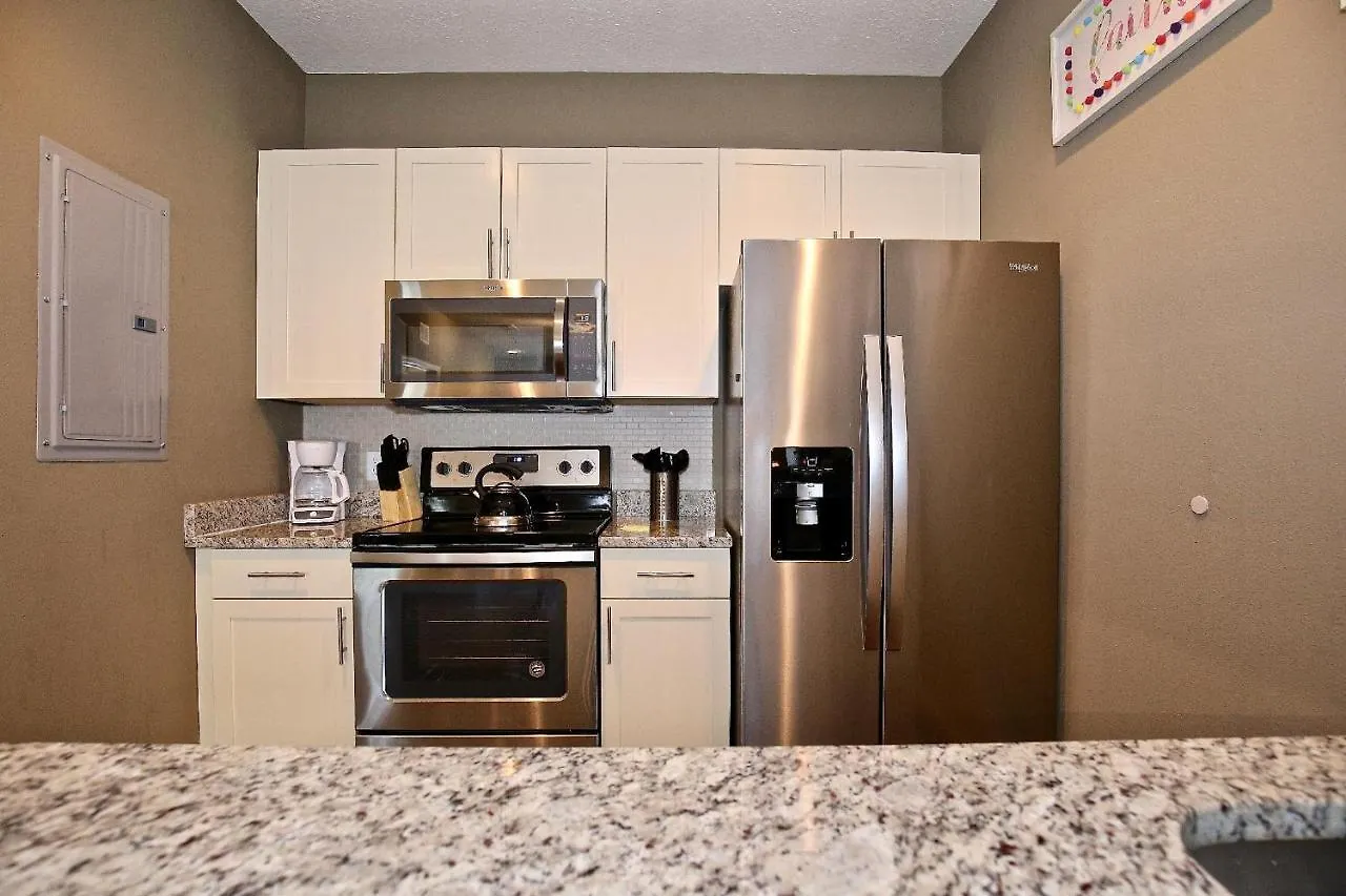 3 Bedroom Townhouse Fits 8, 10' To Parks! Holiday home Kissimmee