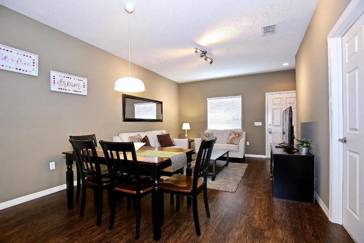 3 Bedroom Townhouse Fits 8, 10' To Parks! Holiday home Kissimmee