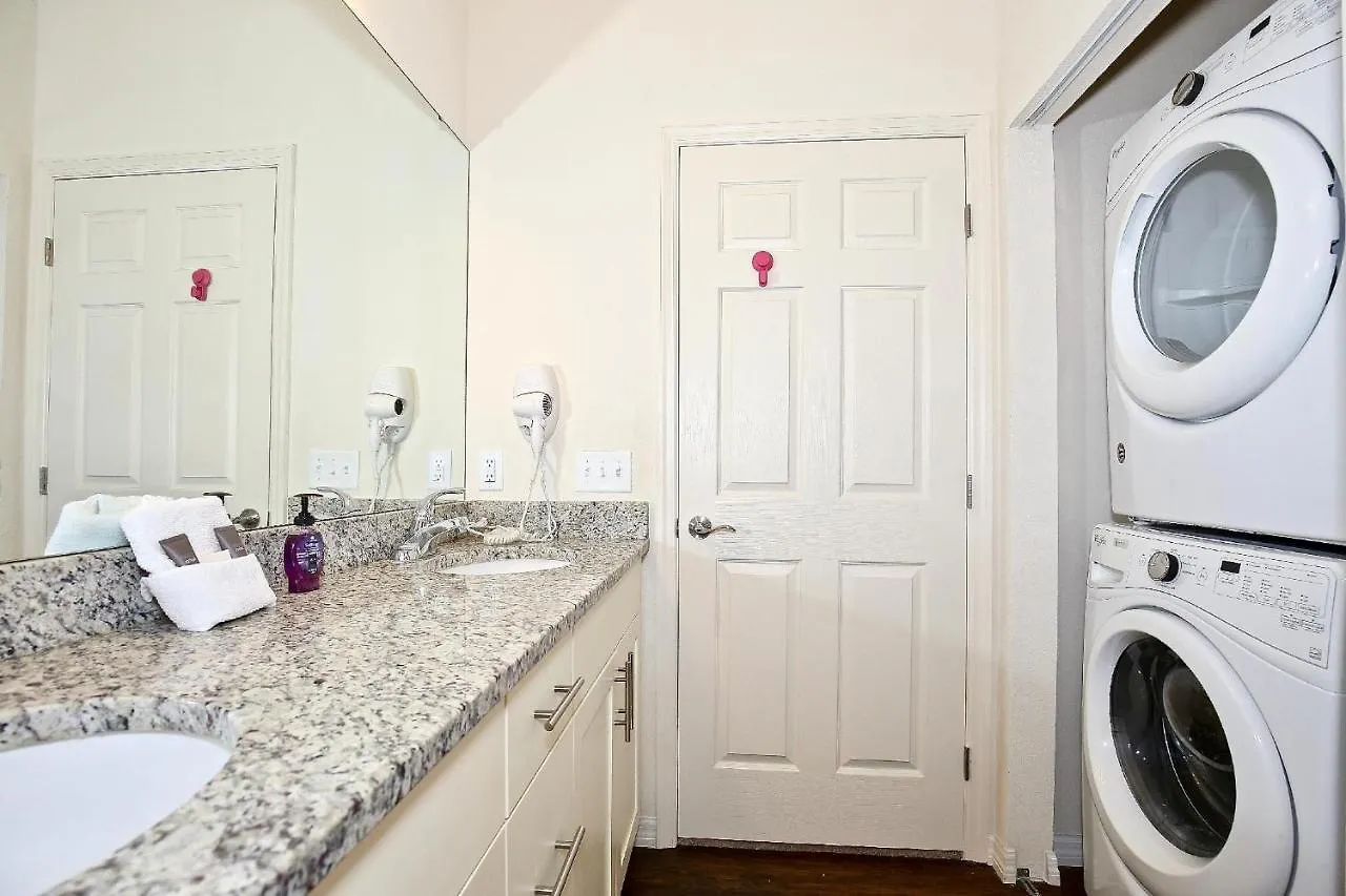 3 Bedroom Townhouse Fits 8, 10' To Parks! Holiday home