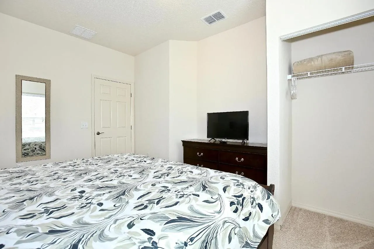 3 Bedroom Townhouse Fits 8, 10' To Parks! Holiday home