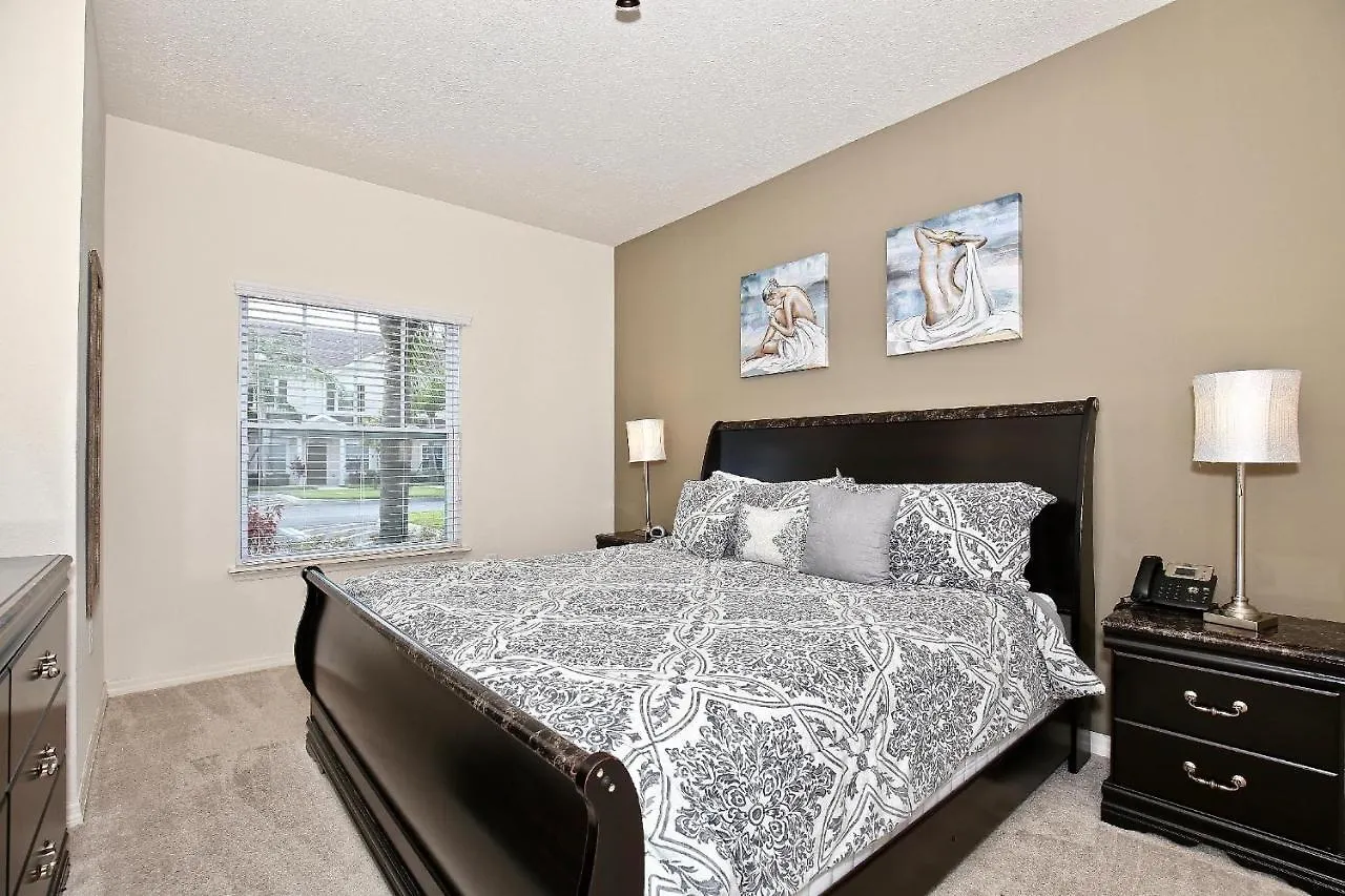 Holiday home 3 Bedroom Townhouse Fits 8, 10' To Parks! *