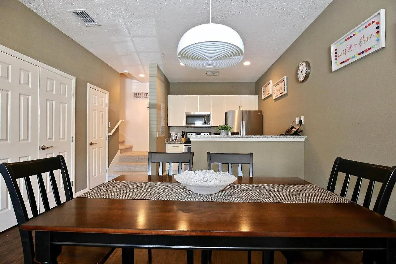 3 Bedroom Townhouse Fits 8, 10' To Parks! * Kissimmee